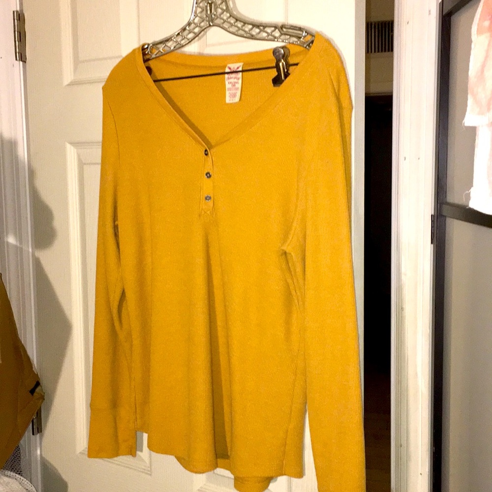 Ladies thermal top with buttons